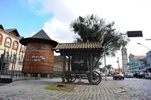 Atividade  Passeio noturno no bairro Santa Felicidade com jantar - guia + motorista em curitiba